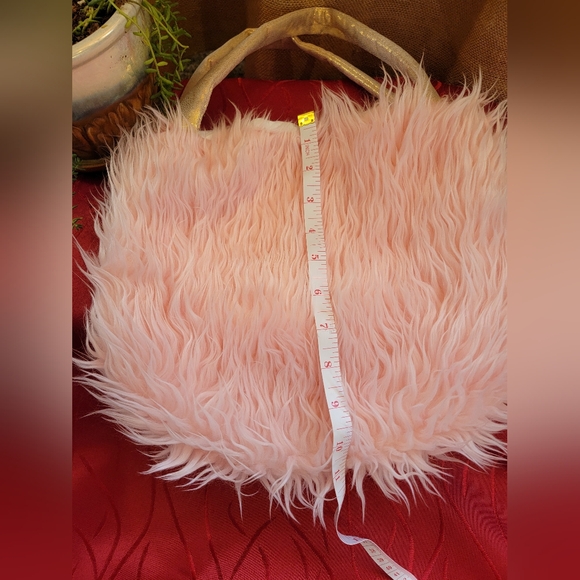 Pink fuzzy purse - Picture 4 of 10